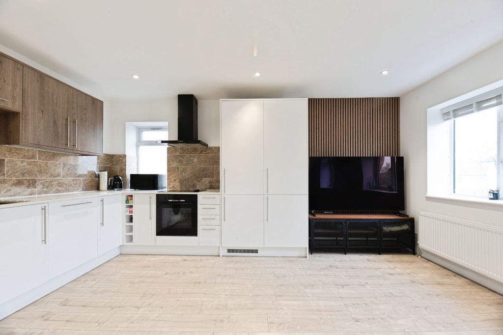 Property photo 3 of 9 Kitchen/Living Room