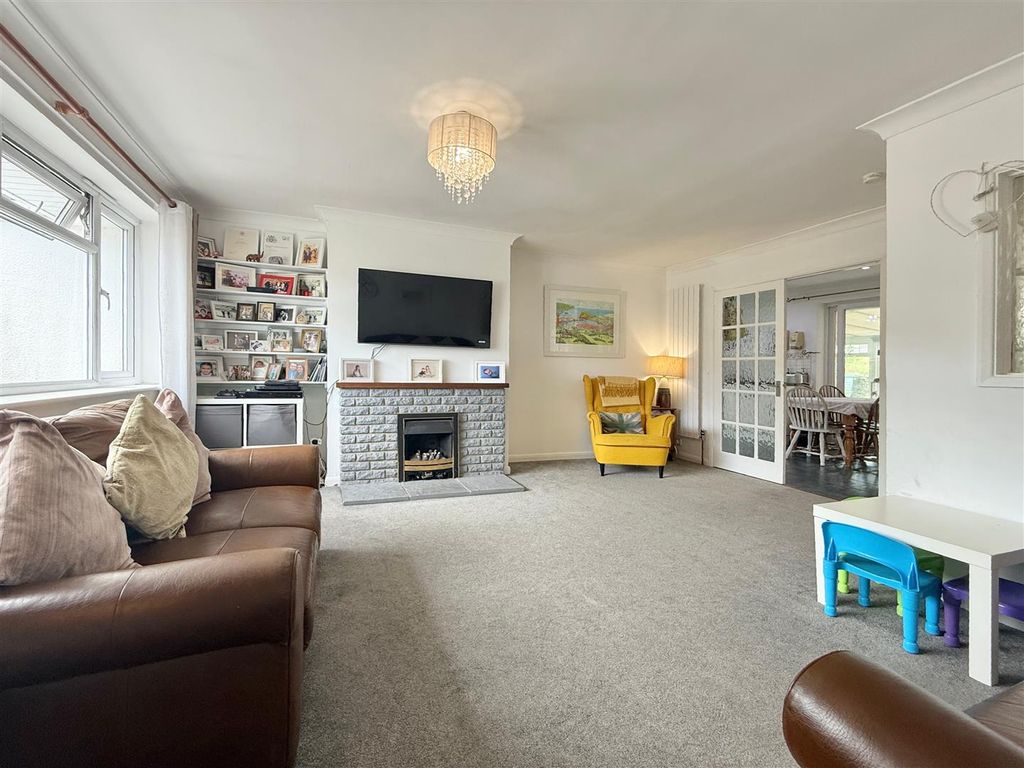 Property photo 3 of 24 Lounge.Jpg