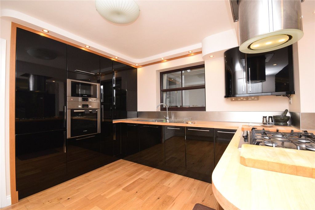 Property photo 2 of 17 Picture No. 24