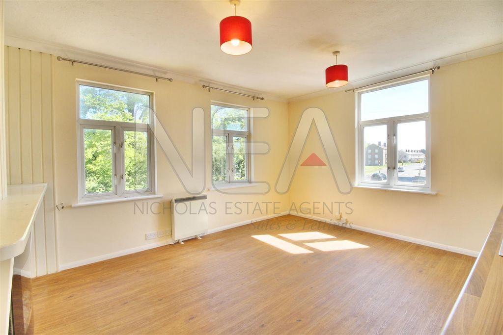 Property photo 2 of 5 Living Room/Kitchen