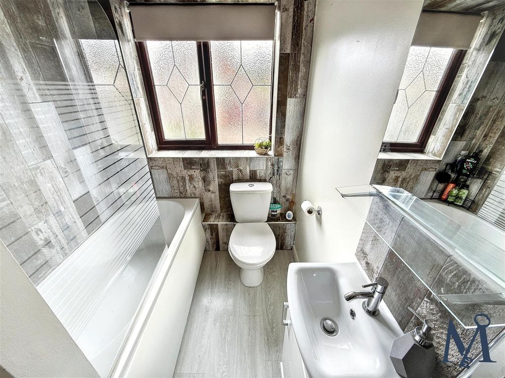 Property photo 1 of 19 Family Bathroom