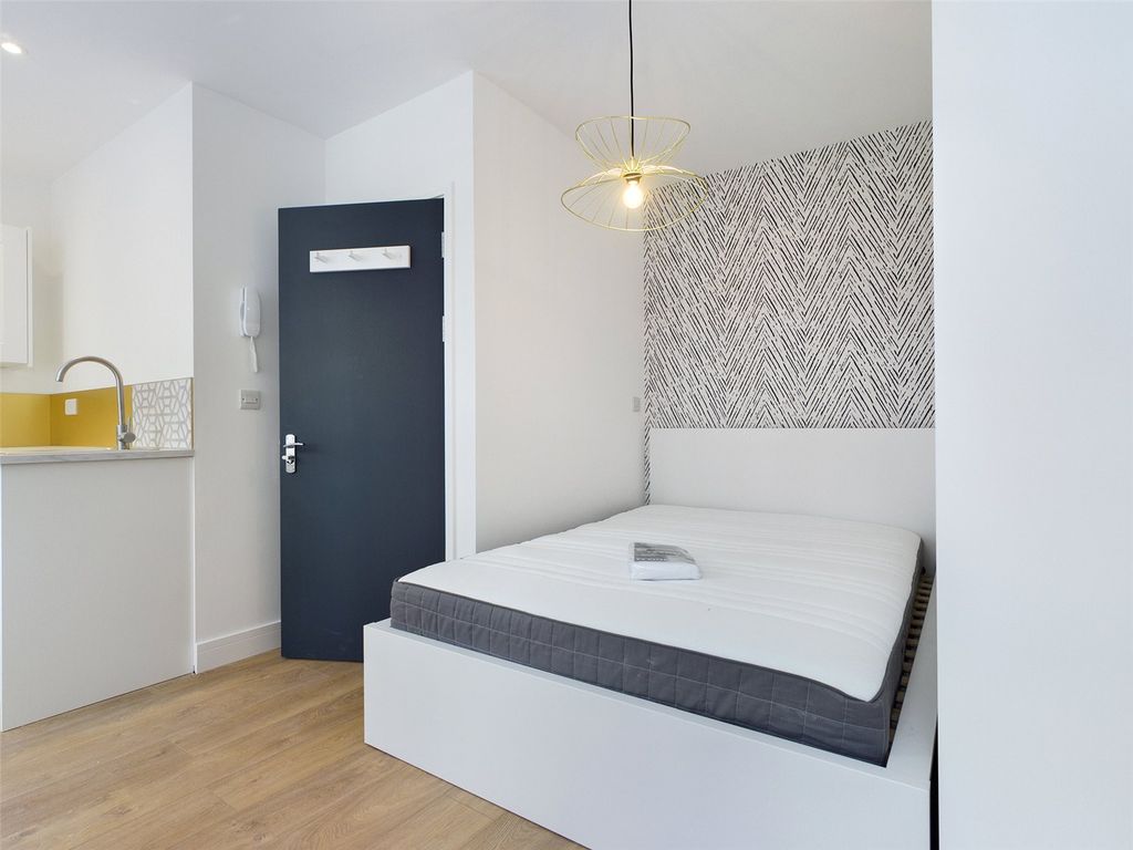 Property photo 2 of 5 Bedroom-To-Remt