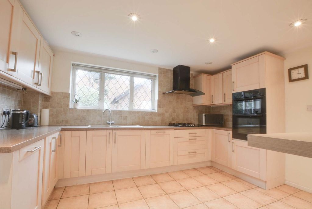 Property photo 2 of 31