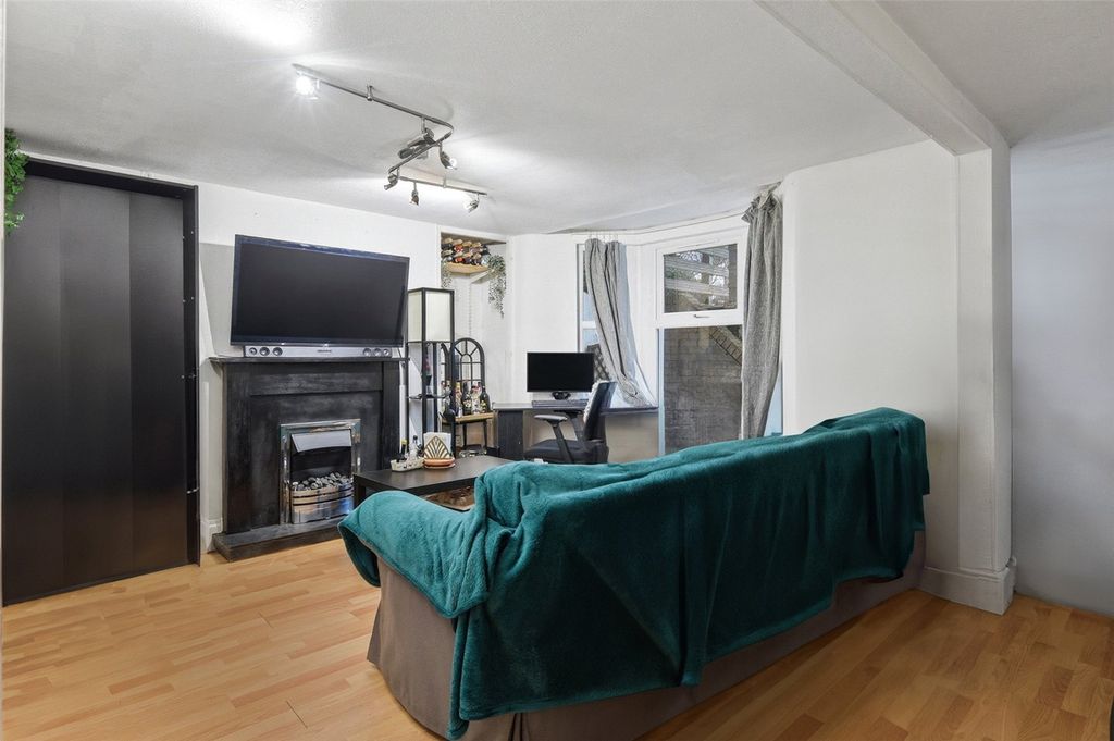 Property photo 2 of 15 Picture No. 13