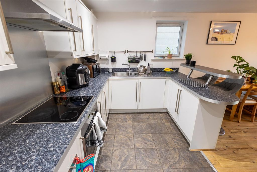 Property photo 3 of 12 84 Glaisdale Court-7 2.Jpg