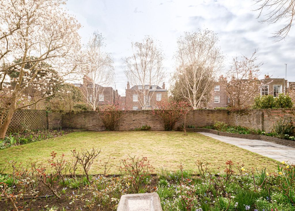 Property photo 3 of 12 Garden