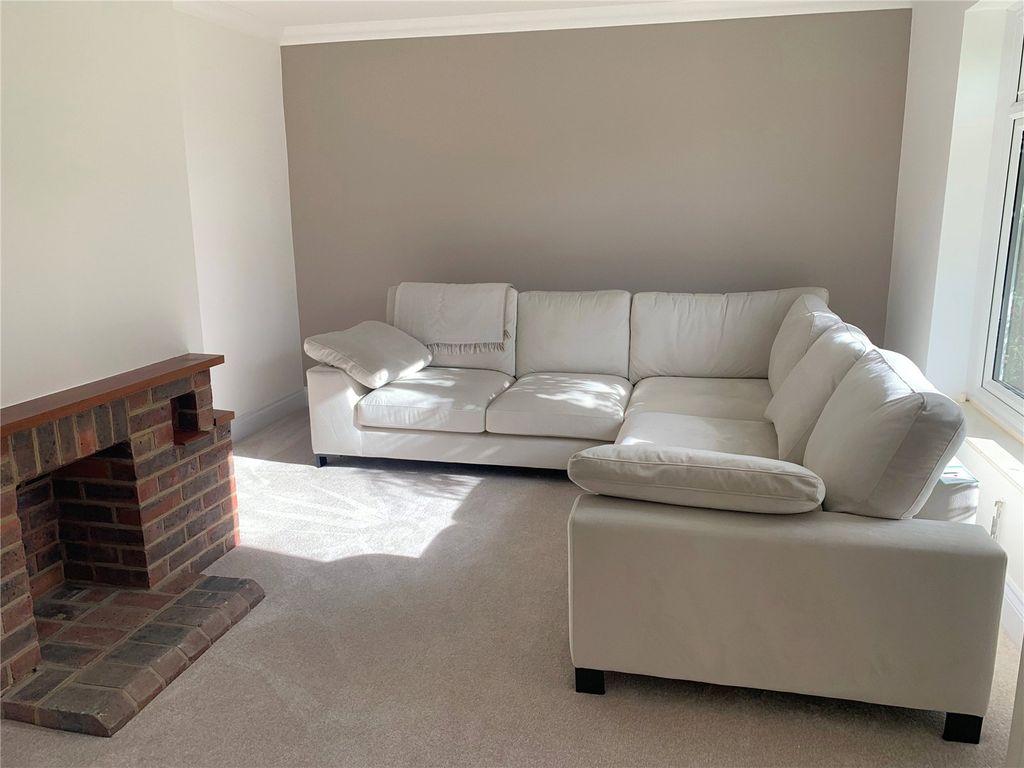 Property photo 3 of 17 Lounge