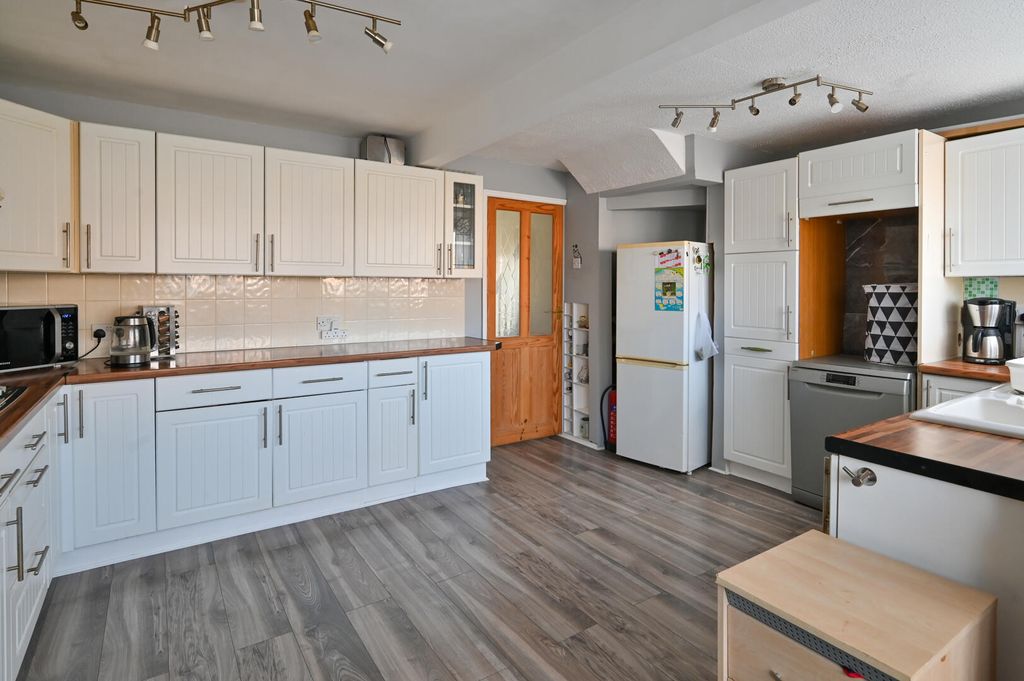 Property photo 3 of 10 Kitchen