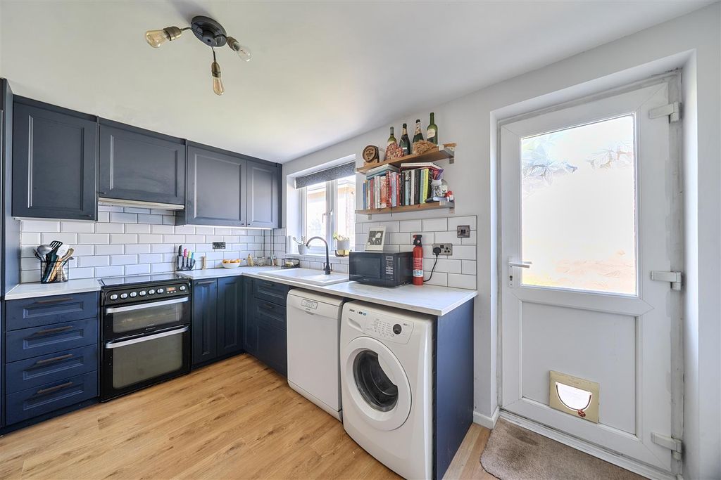 Property photo 3 of 18 Kitchen