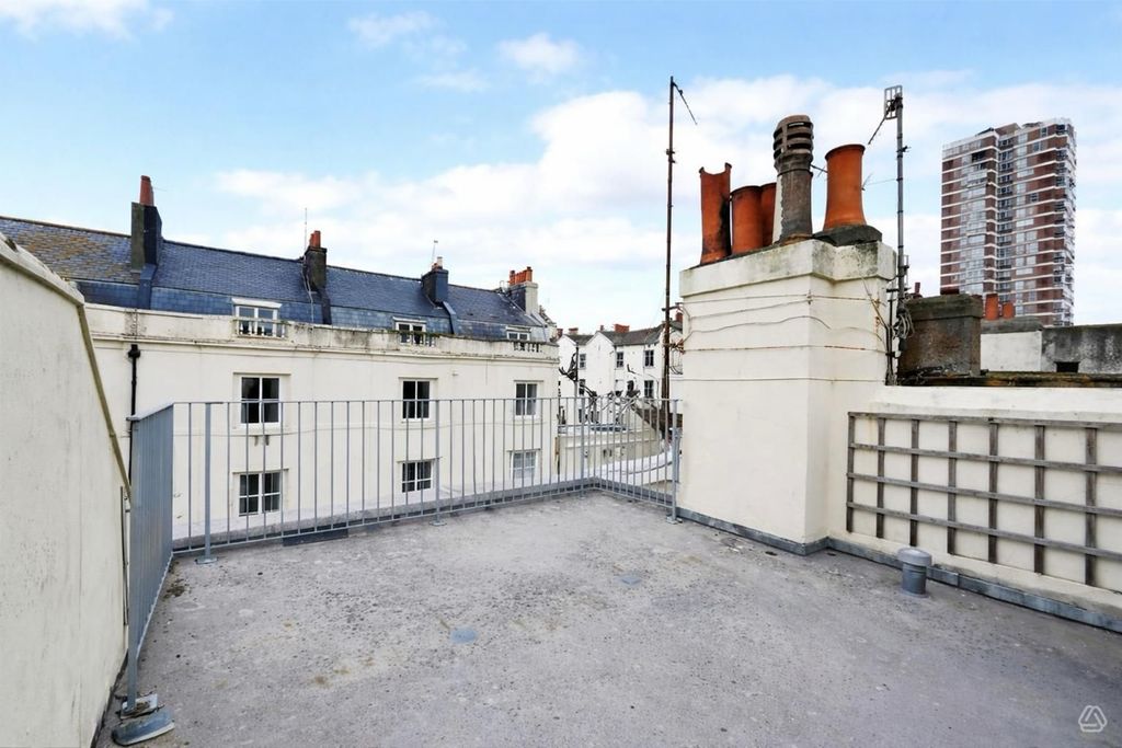 Property photo 2 of 31 50 Regency Sq Outside