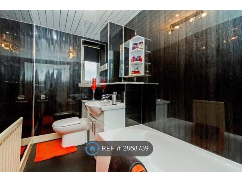 Property photo 1 of 8 Modern Bathroom