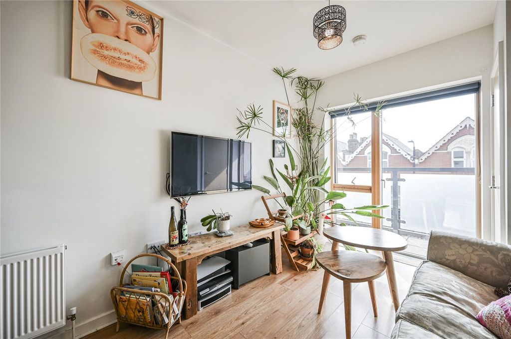 Property photo 2 of 22 Picture No. 23