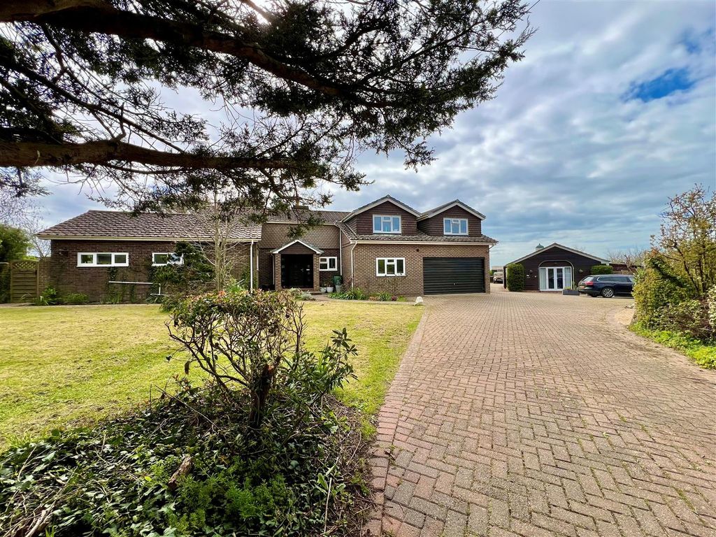 Property photo 1 of 62 Moorfield Chase