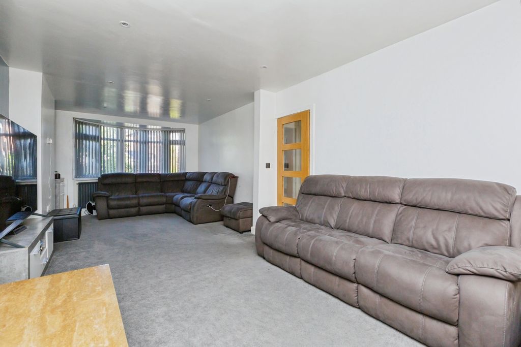 Property photo 2 of 17 Lounge