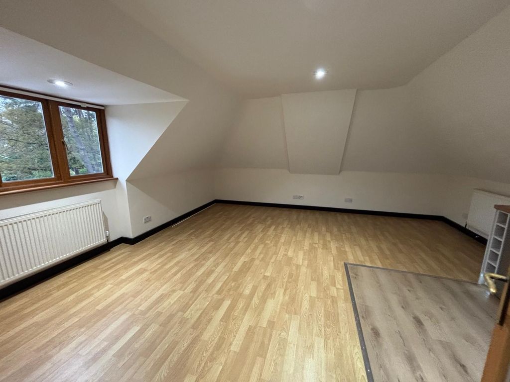 Property photo 3 of 13 Bc84F077-B72F-4190-93A2-Bc23713Bb901