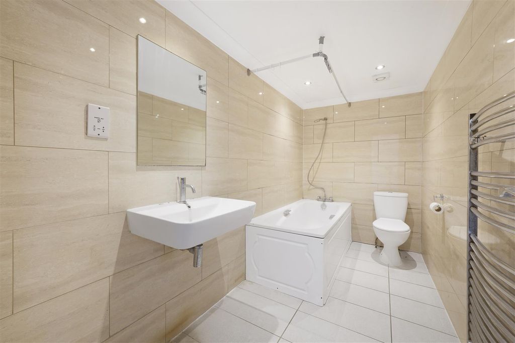 Property photo 2 of 14 Flat 5 967 Harrow Road Wembley Ha0 2Sf - 005.Jpg