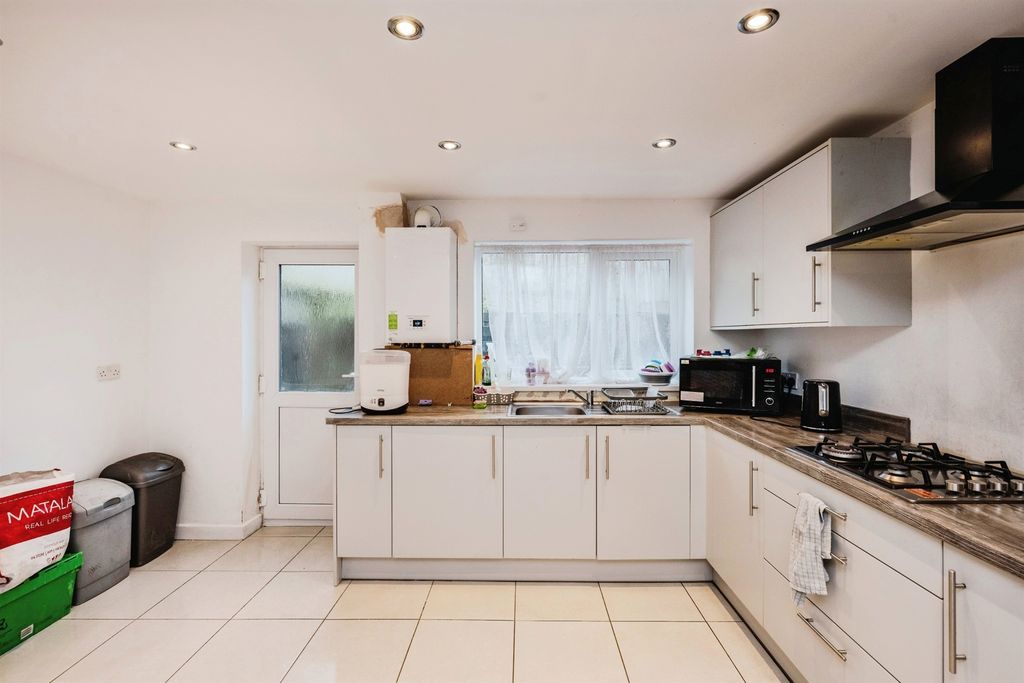 Property photo 3 of 18 Bathroom