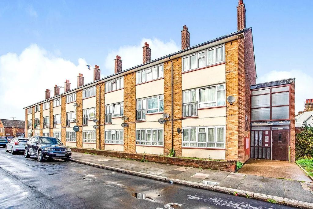 Property photo 1 of 8