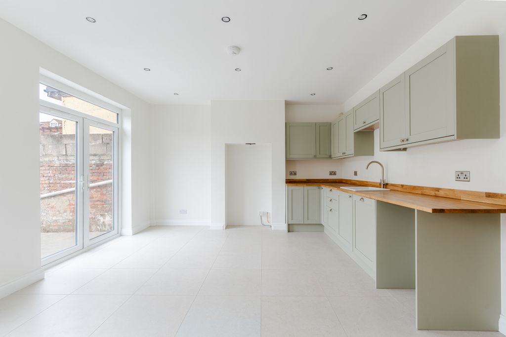 Property photo 2 of 21 2