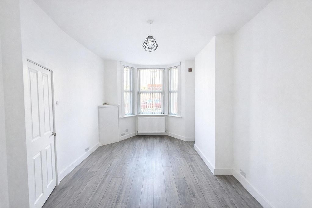 Property photo 2 of 12 Livingroom