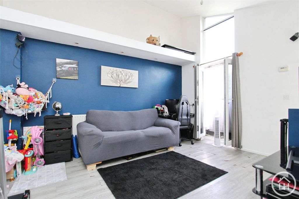 Property photo 1 of 10 Lounge