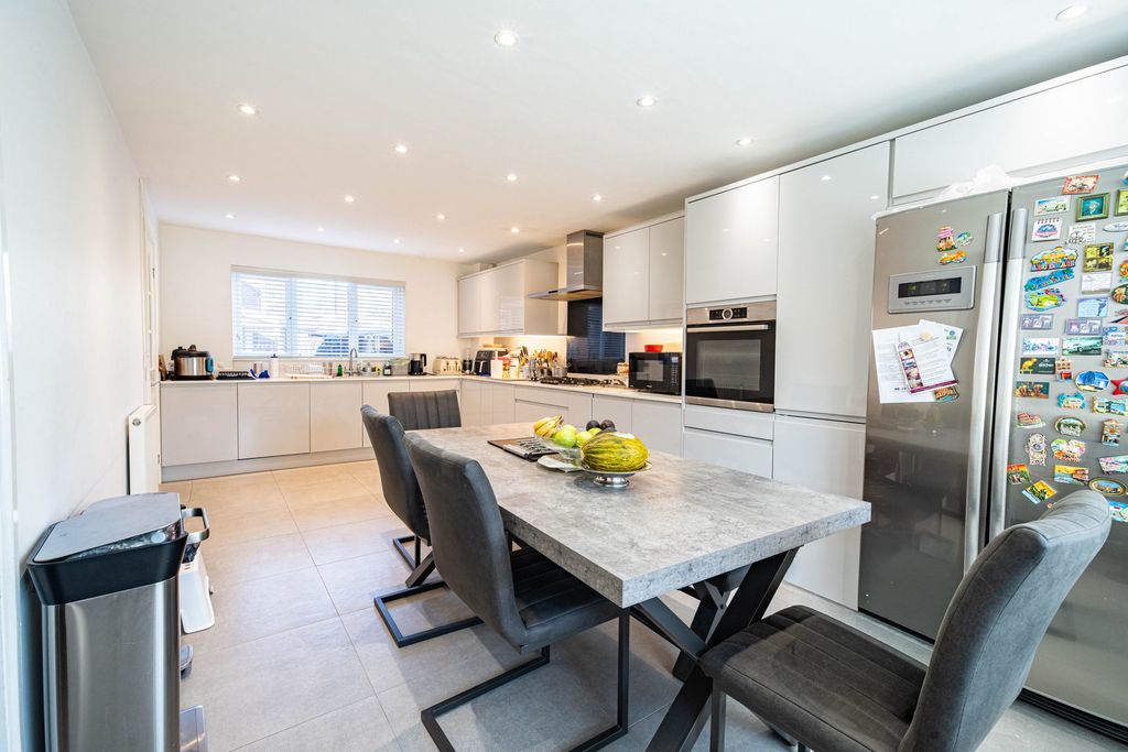 Property photo 3 of 32