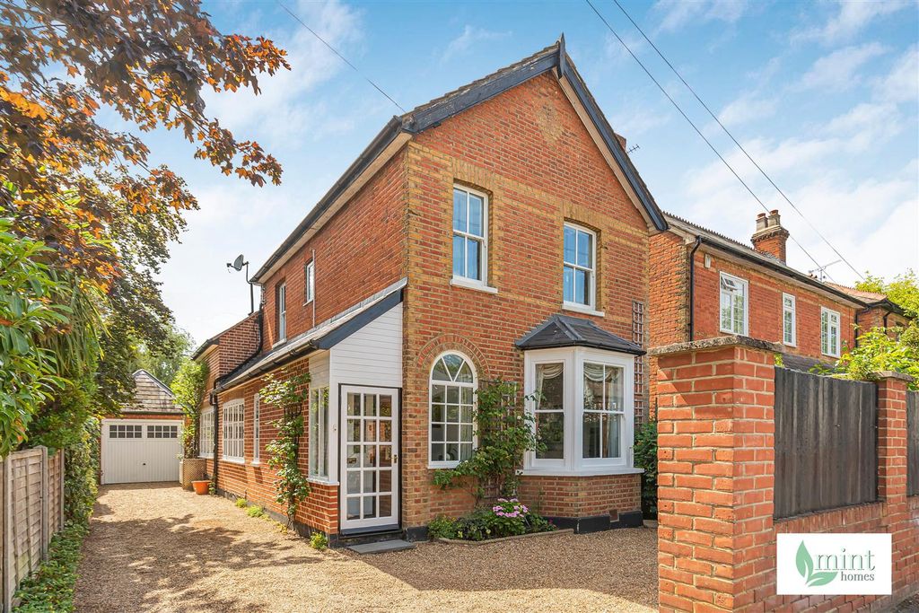 Property photo 1 of 31 Mint_Homes-26_Brighton_Road-Kt15__32_.Jpg
