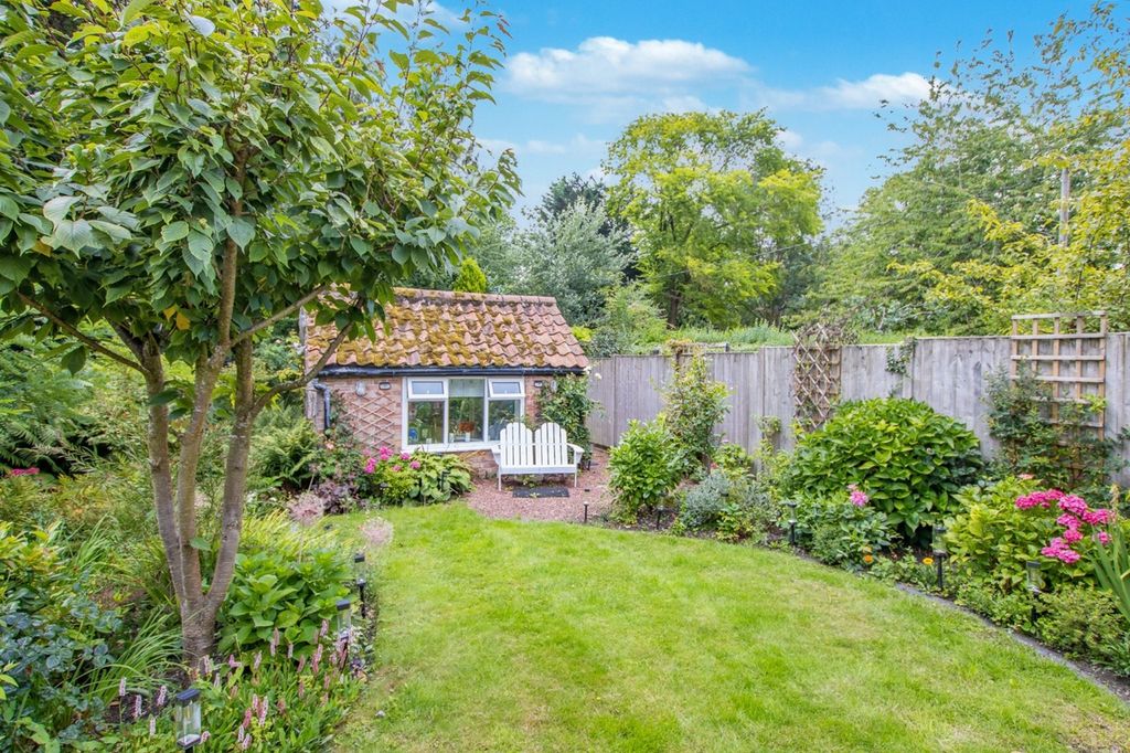 Property photo 2 of 27 4390404