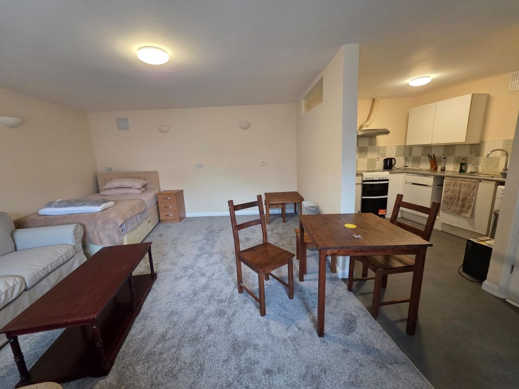 Property photo 1 of 4 Mornington Crescent, Hounslow Tw59Ss