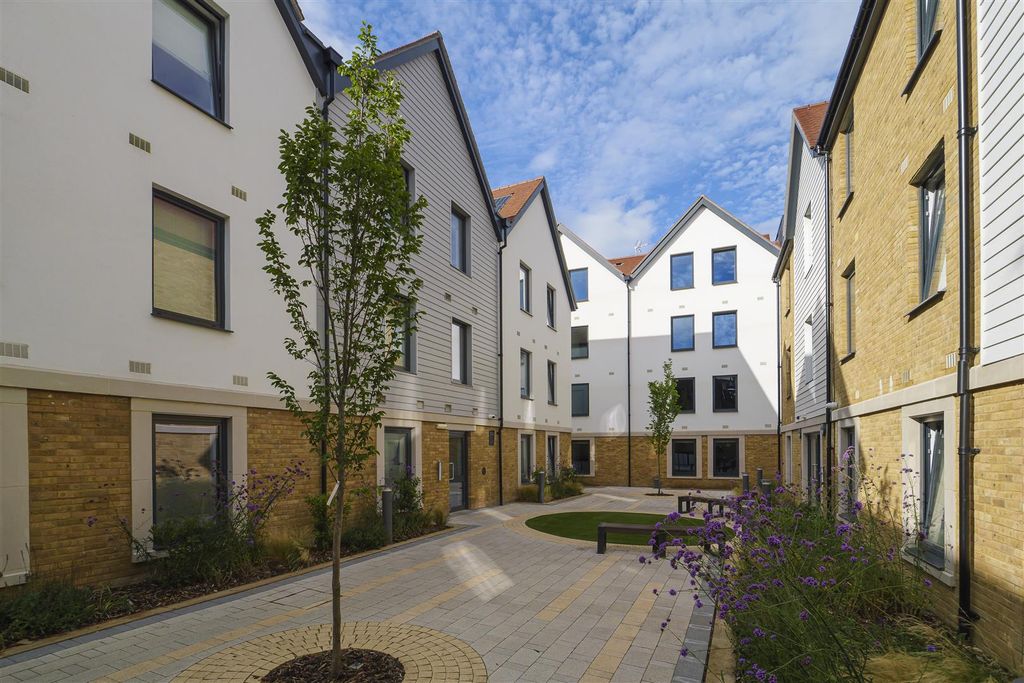 Property photo 2 of 3 Courtyard 00.Jpg