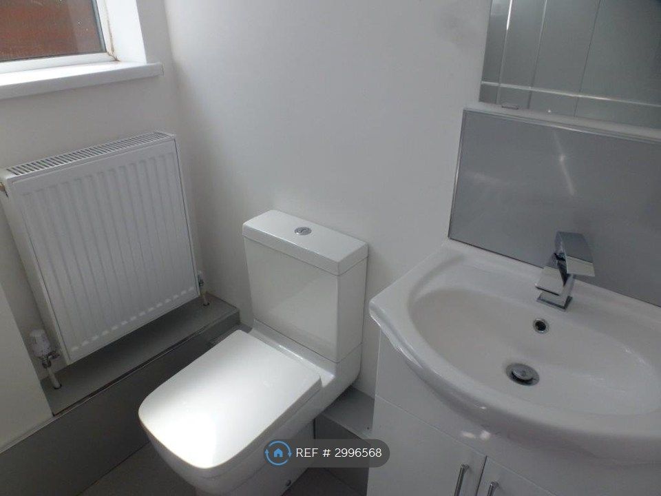 Property photo 2 of 9 Bathroom