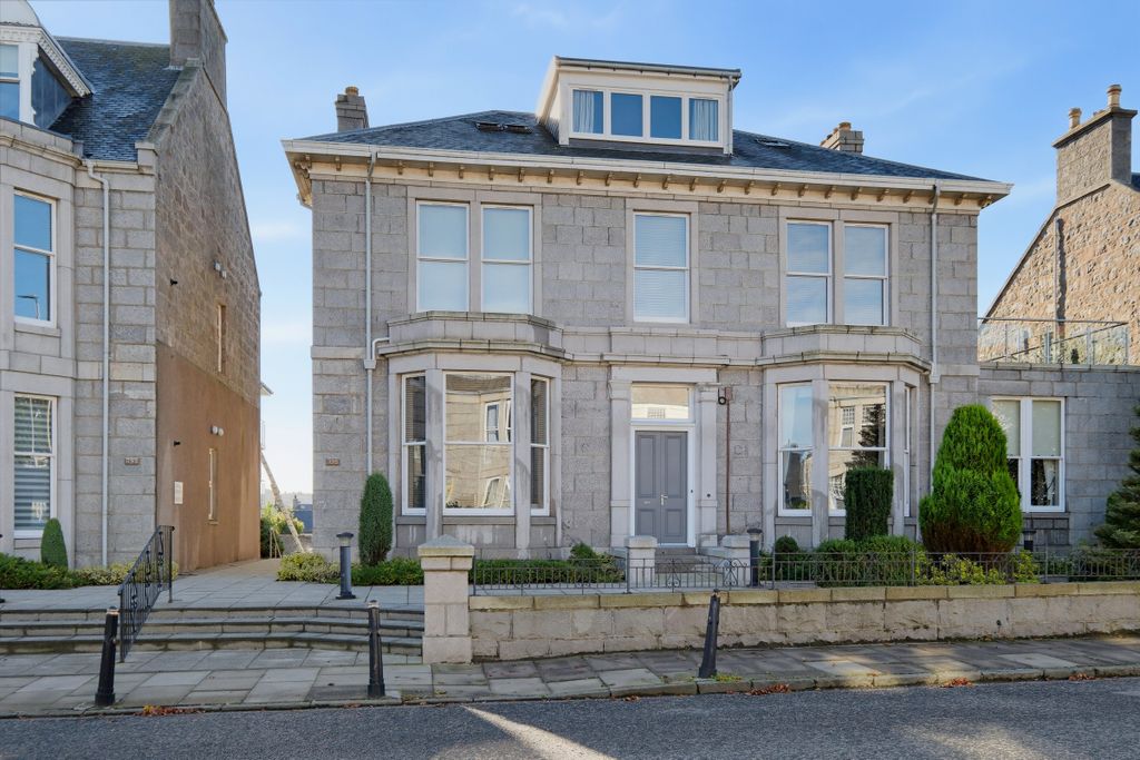 Property photo 1 of 33