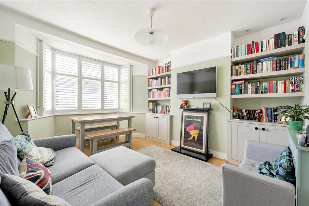 Property photo 2 of 23 Churchfields, E18