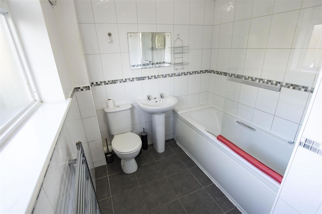 Property photo 1 of 9 Approach