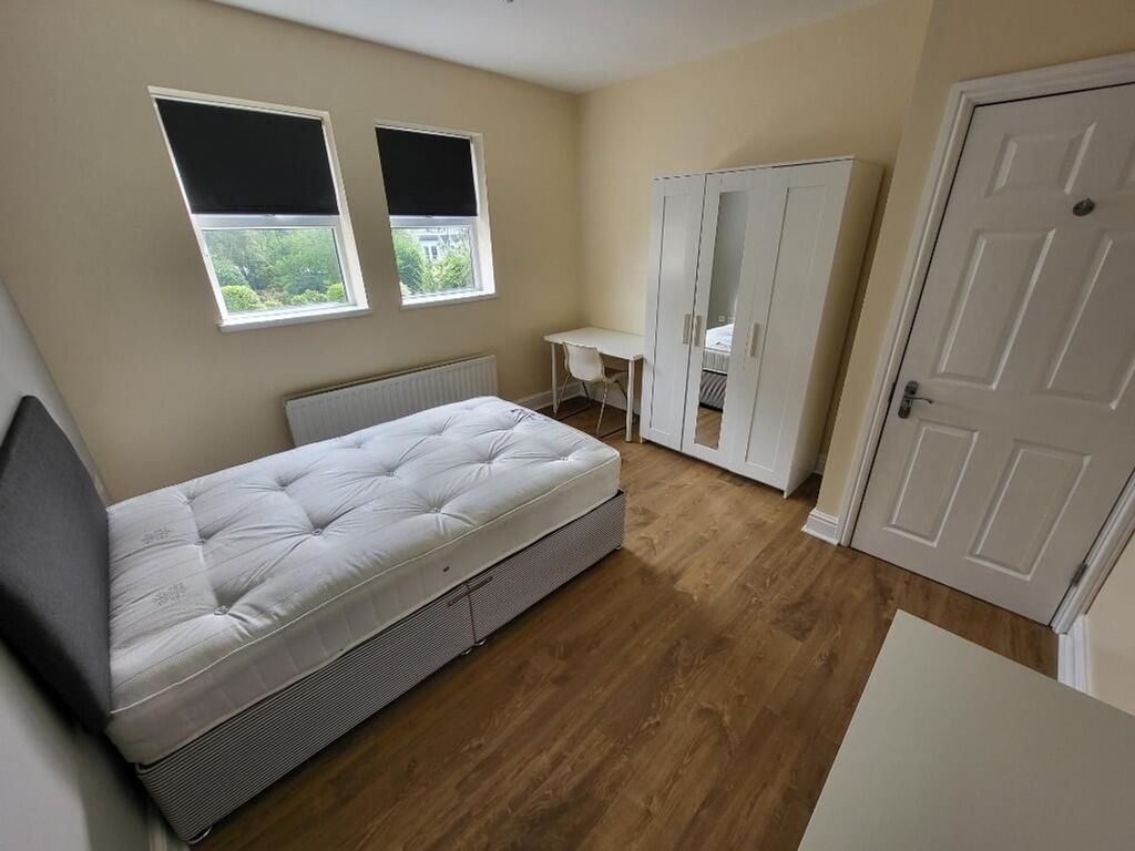 Property photo 2 of 12 This Inviting Double Bedroom Features Ample Natura...
