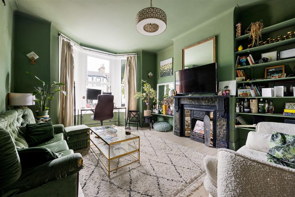 Property photo 2 of 26 Kings Road, E11