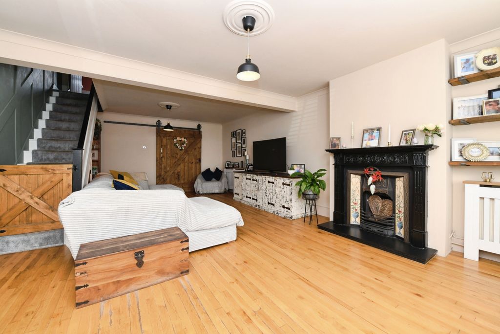 Property photo 3 of 20 Lounge