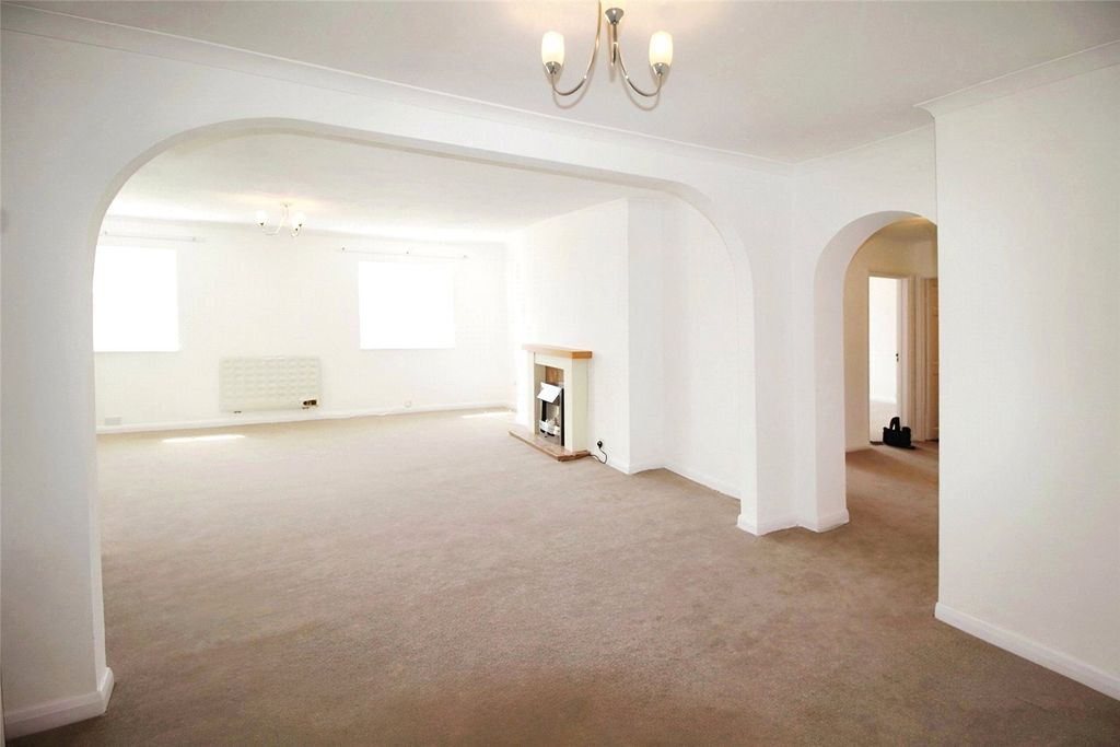 Property photo 3 of 11 Spacious Living Room