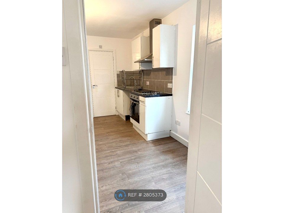Property photo 3 of 8 Kitchenette