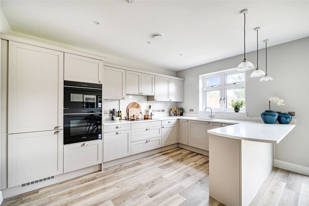 Property photo 2 of 23 Picture No. 11