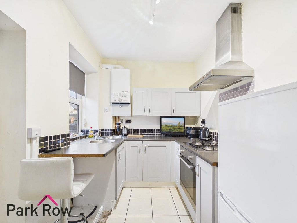 Property photo 3 of 17 Kitchen