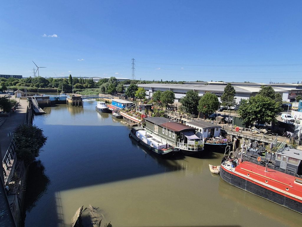 Property photo 2 of 8 River Roding Photo.Jpg