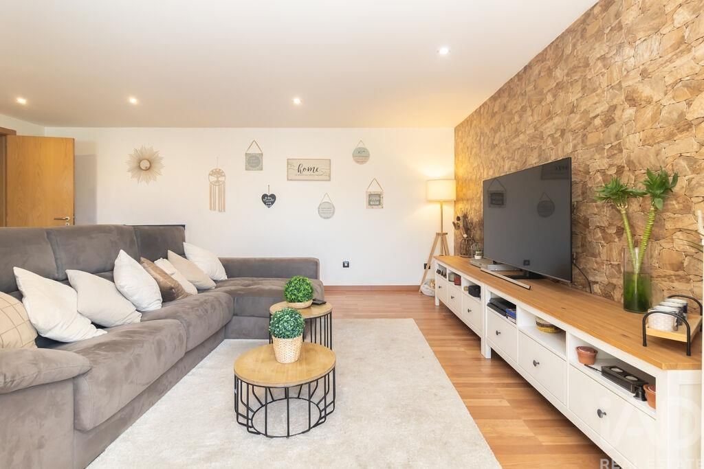 Property photo 1 of 40