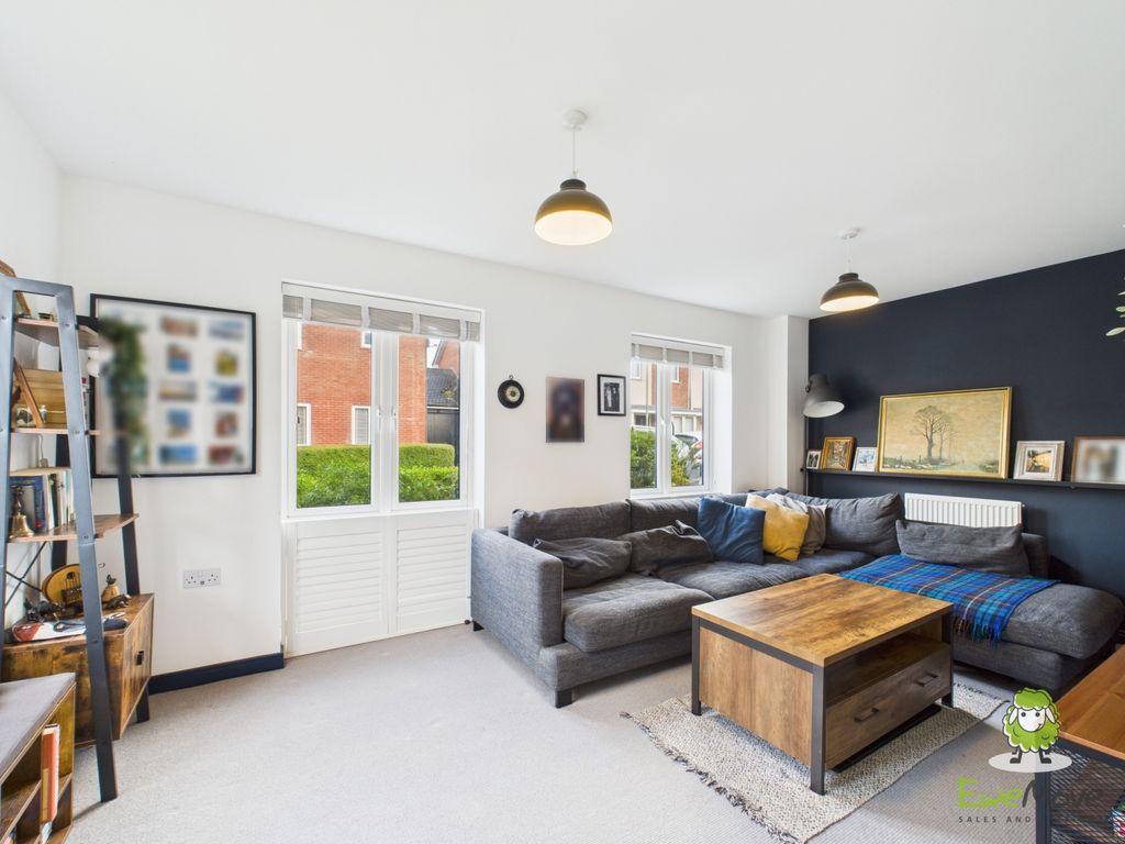 Property photo 2 of 27 Ewemove Estate Agents Basingstoke - 64 The Coach R