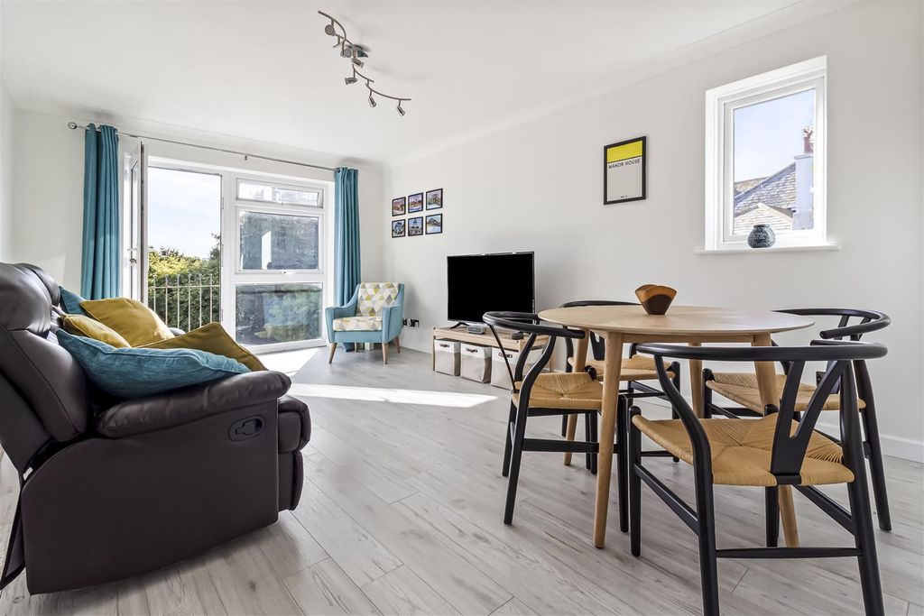 Property photo 2 of 14 9 Manor House-003.Jpg