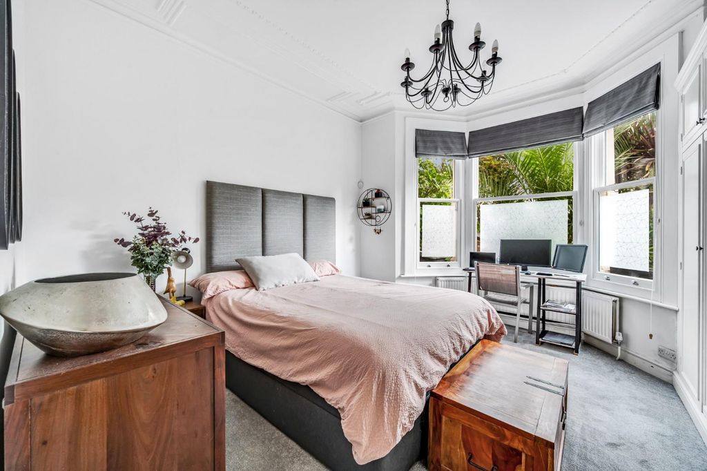 Property photo 3 of 14 84A Chiswick Lane-10.Jpg