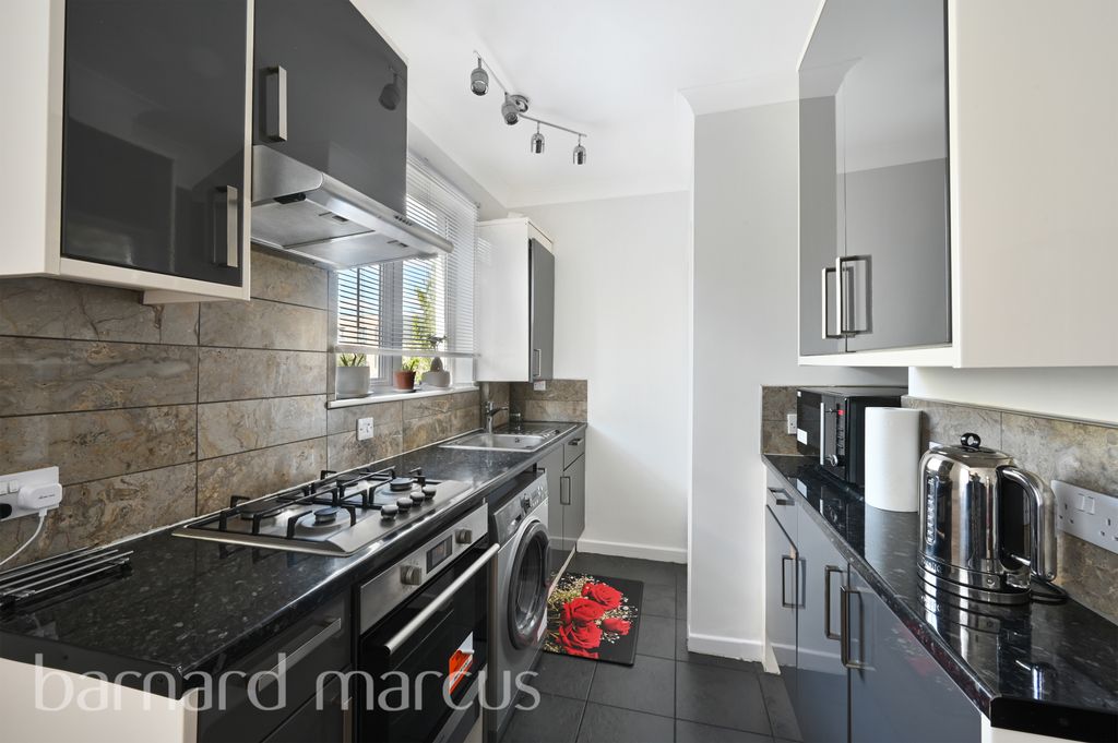 Property photo 2 of 8 Kitchen