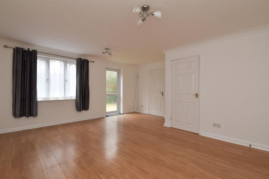 Property photo 3 of 18 Living Room