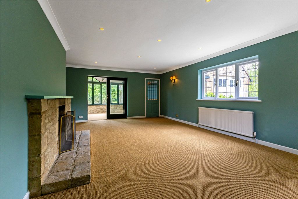 Property photo 2 of 24 Sitting Room