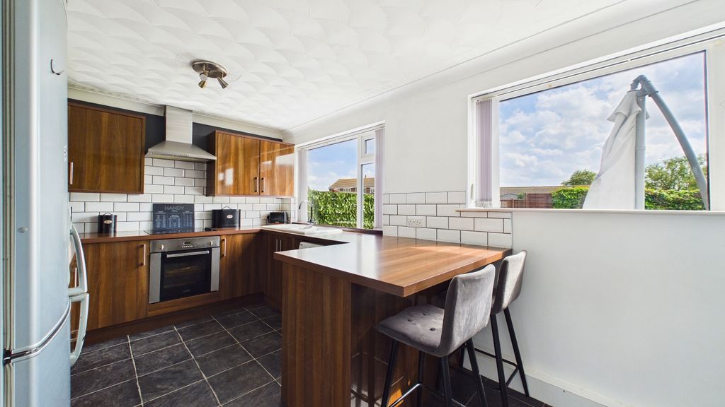 Property photo 3 of 21 Kitchen